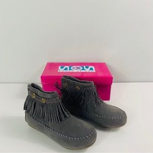 Brand New Size 5 Women’s Gray Fringe Moccasin Booties